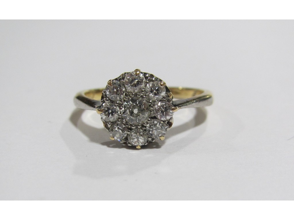 Appraisal: Nineteen fifties ct gold diamond daisy cluster ring with brilliant