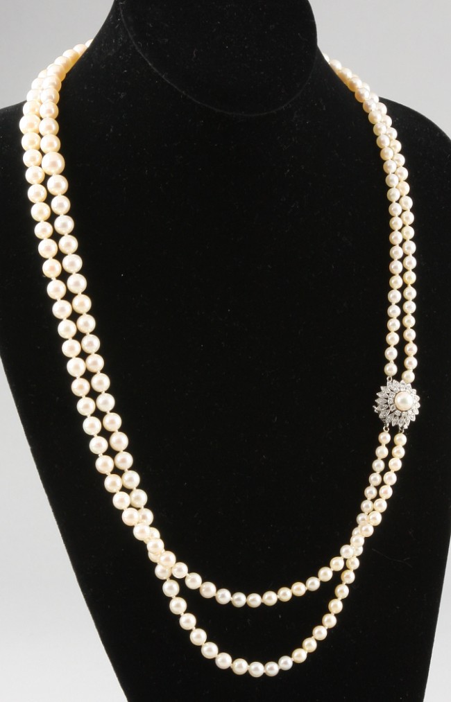 Appraisal: K and diamond clasp long mm pearl in pendant graduated