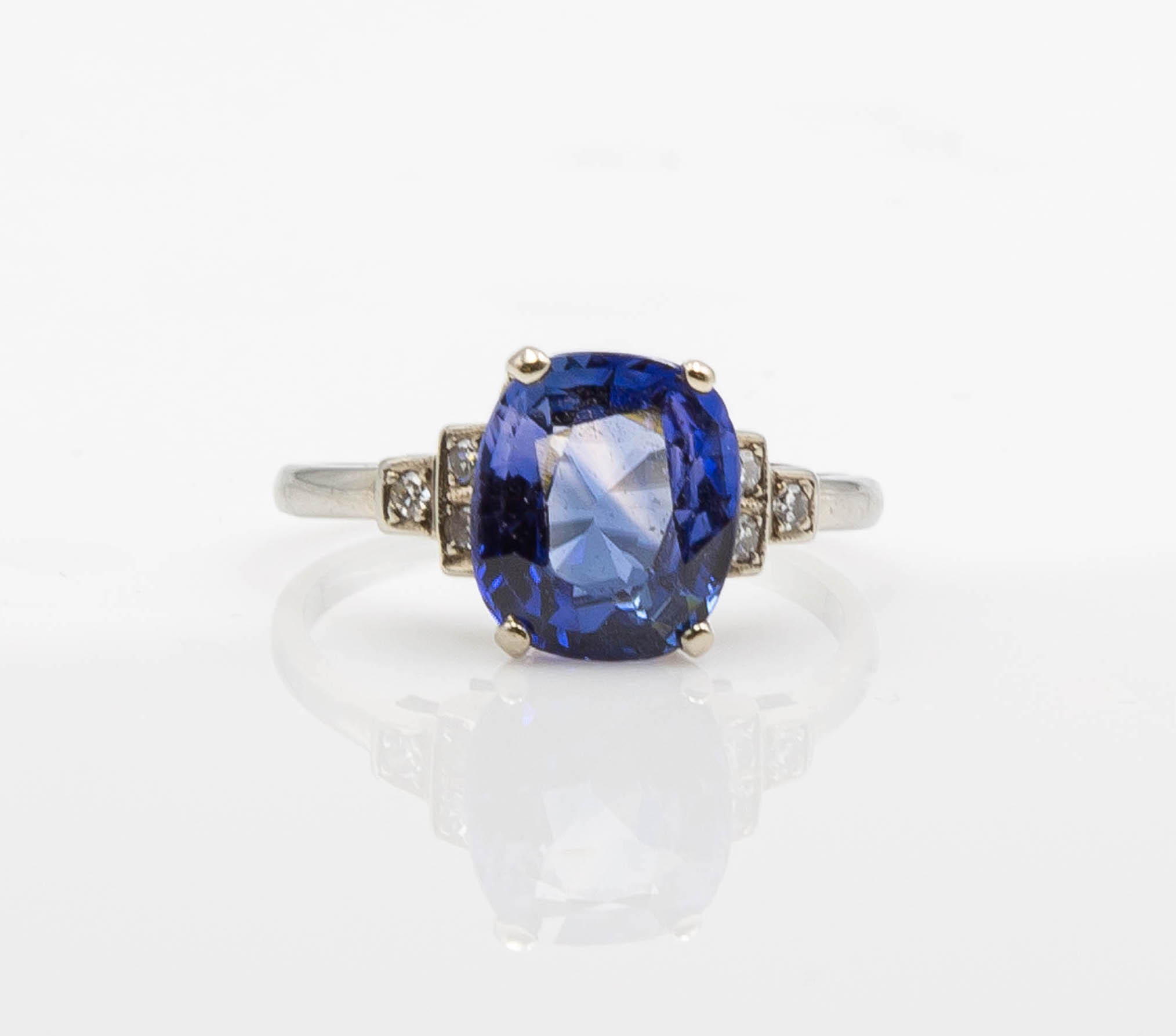 Appraisal: K GOLD SAPPHIRE AND DIAMOND RING Center stone set in