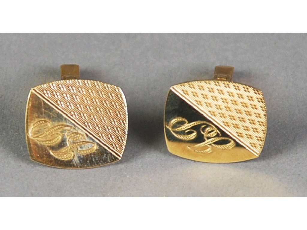 Appraisal: PAIR OF ct GOLD ENGINE TURNED 'T' BAR CUFFLINKS approx