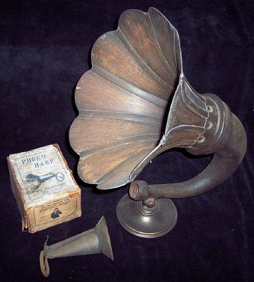 Appraisal: A 'Phono Harp' boxed and a gramophone speaker