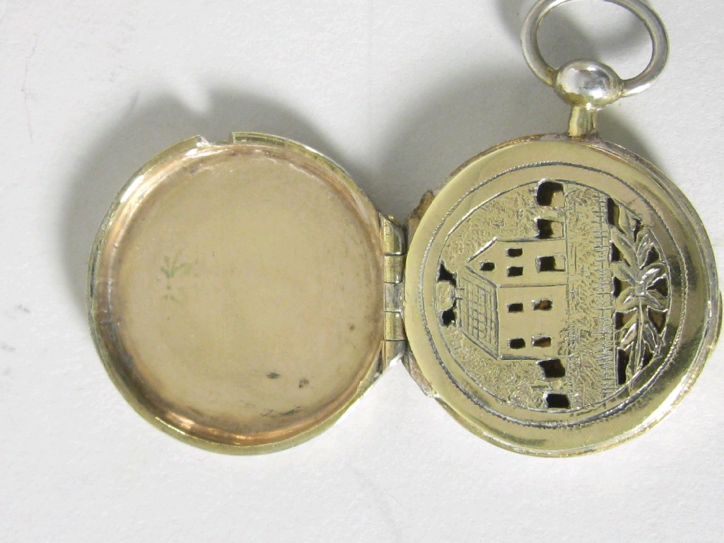 Appraisal: A circular disc Pendant Vinaigrette with scale and trellis engraving