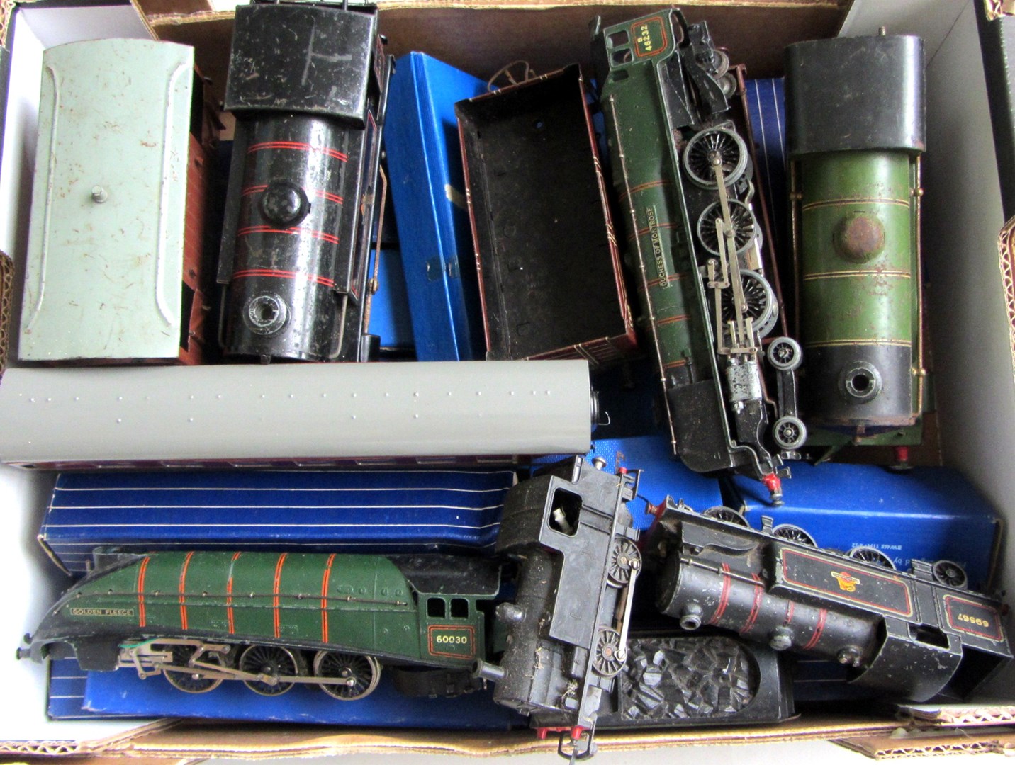 Appraisal: A quantity of tinplate railway items including gauge Hornby locomotives