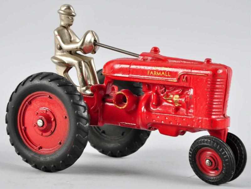 Appraisal: Cast Iron Arcade Farmall Tractor Toy Description American Has McCormick-Deering