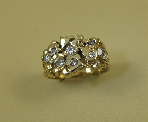 Appraisal: DIAMOND AND FOURTEEN KARAT GOLD NUGGET MOTIF RING inset with