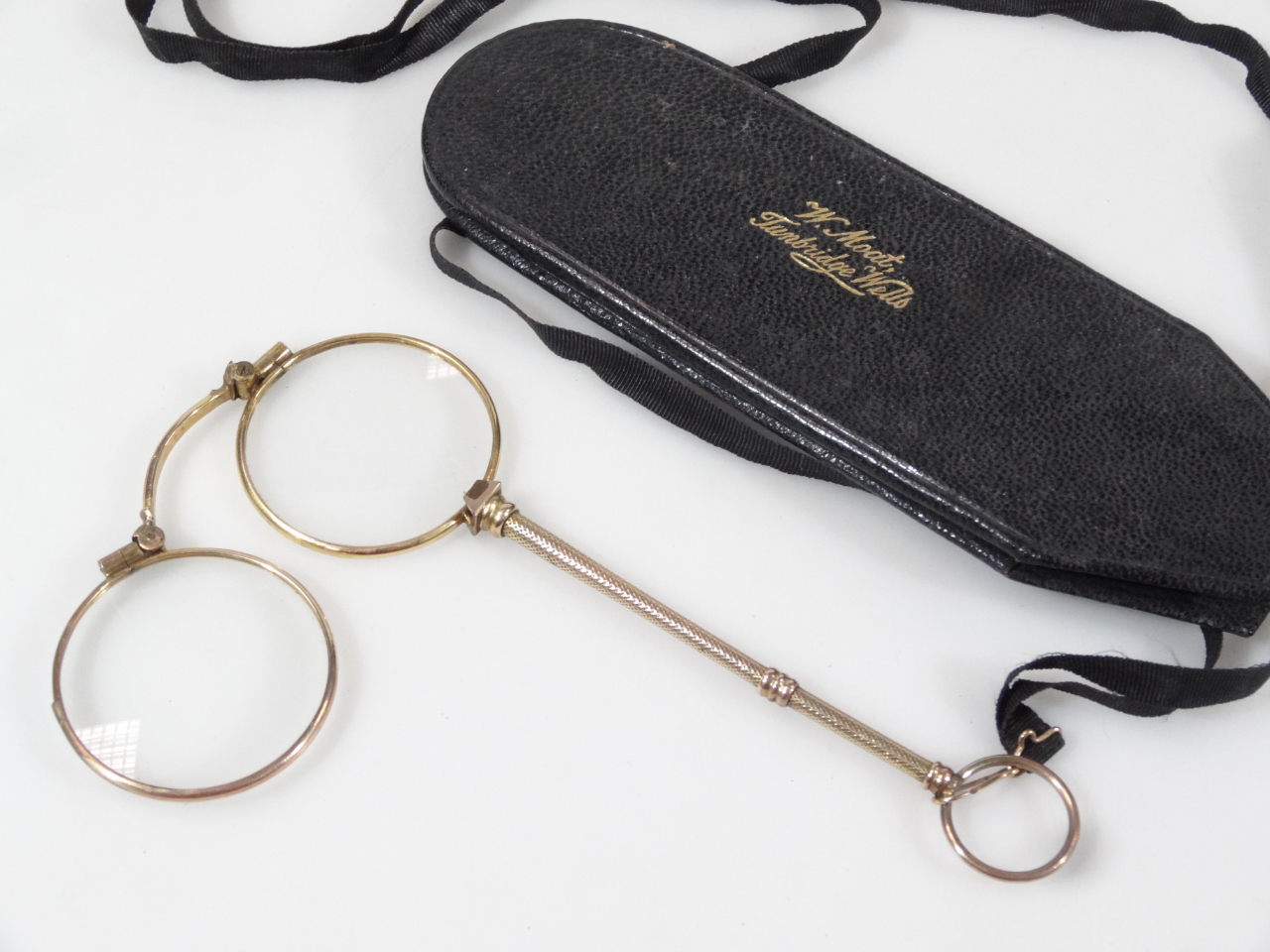 Appraisal: An early thC spring loaded lorgnette of slender turned handle