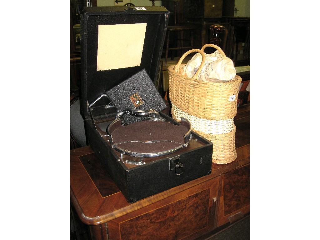 Appraisal: Lot comprising picnic radio and picnic hamper