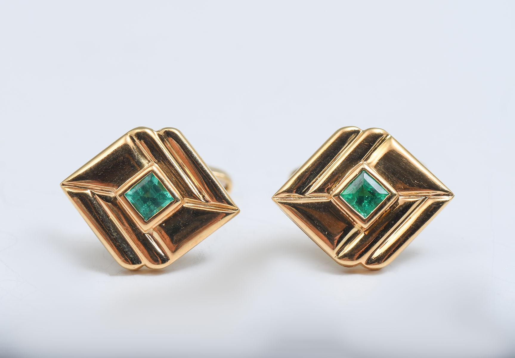 Appraisal: HANDSOME K EMERALD CUFFLINKS K yellow gold cufflinks features CTW