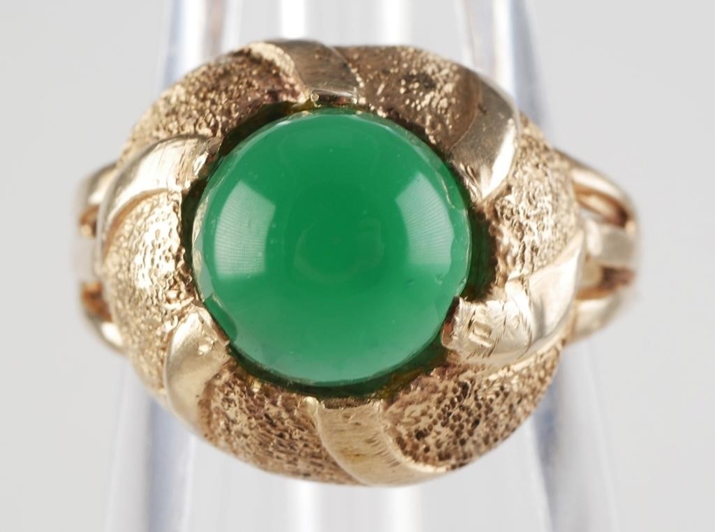 Appraisal: Contemporary K yellow gold ring with center round jade gemstone