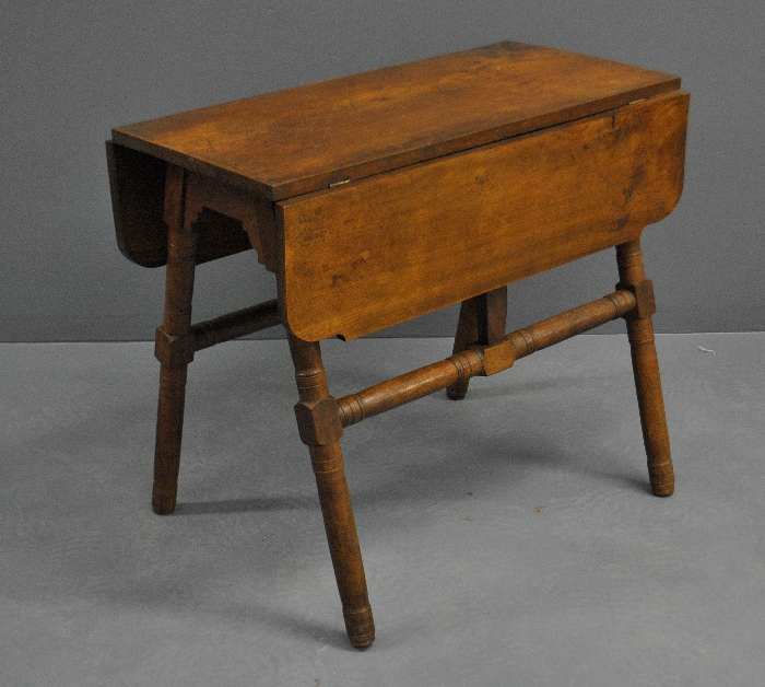 Appraisal: - Walnut drop-leaf table with butterfly leaves h top open