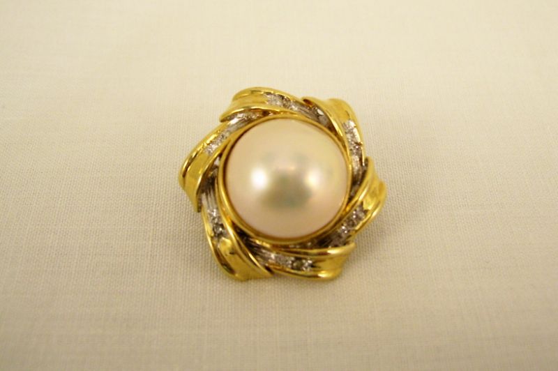 Appraisal: kt Mabe Pearl Shortner Pearl surround by twelve round small