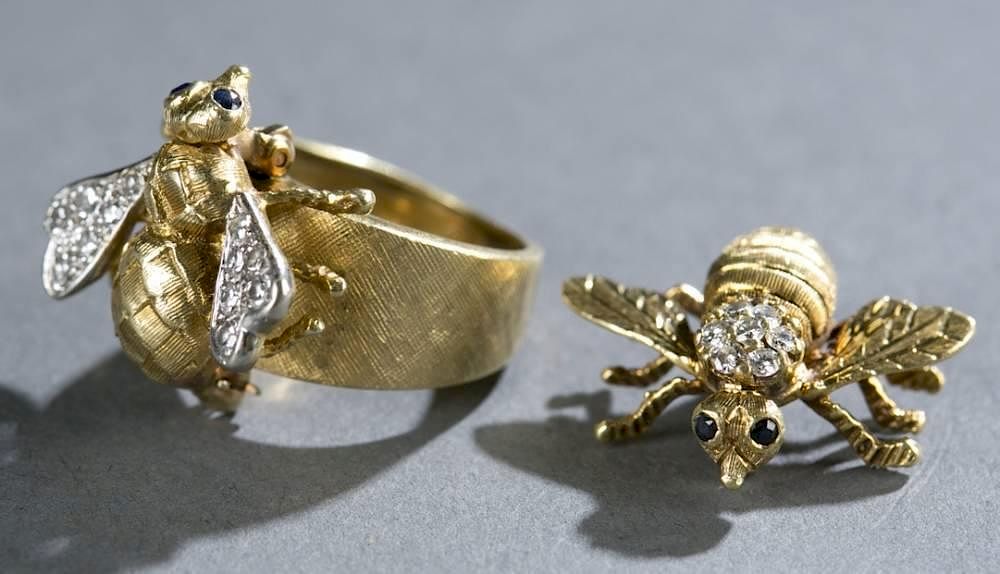 Appraisal: H Stern Bee ring and brooch set kt A H