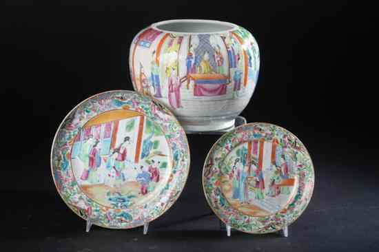 Appraisal: THREE PIECES CHINESE ROSE MANDARIN PORCELAIN JAR AND TWO PLATES