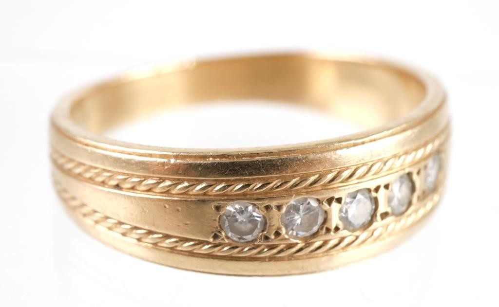 Appraisal: k yellow gold men's ring with five diamonds grams Size