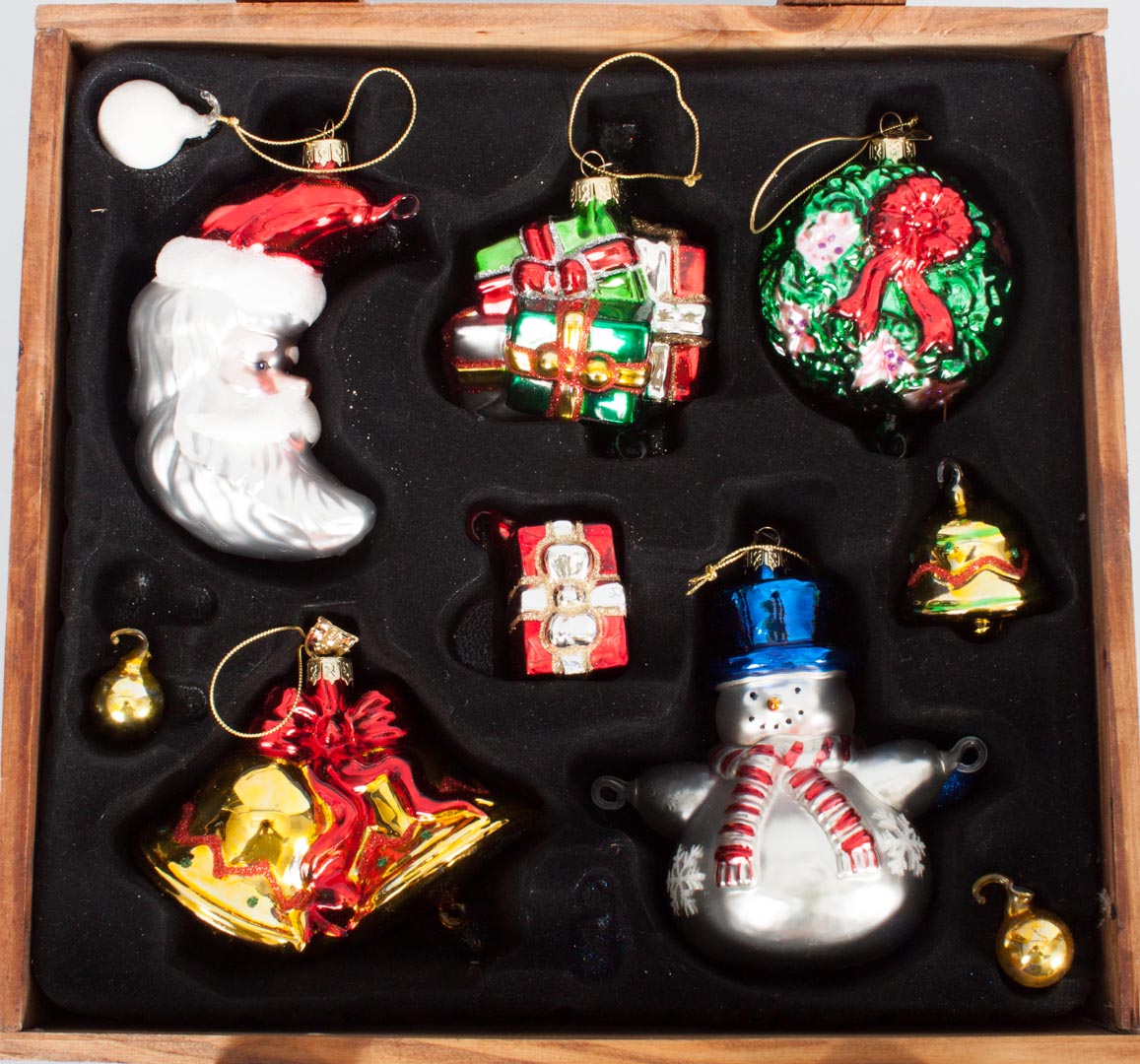 Appraisal: Thomas Pacconi blown glass Christmas ornaments in fitted wood box