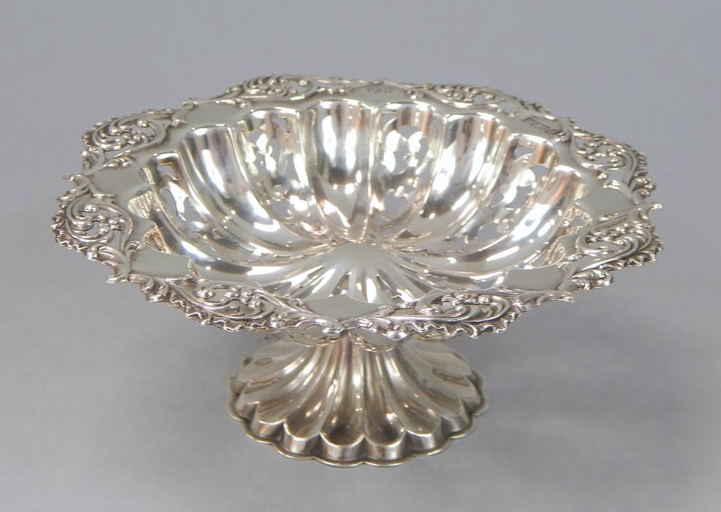 Appraisal: An Edwardian silver bon bon dish of petal form with