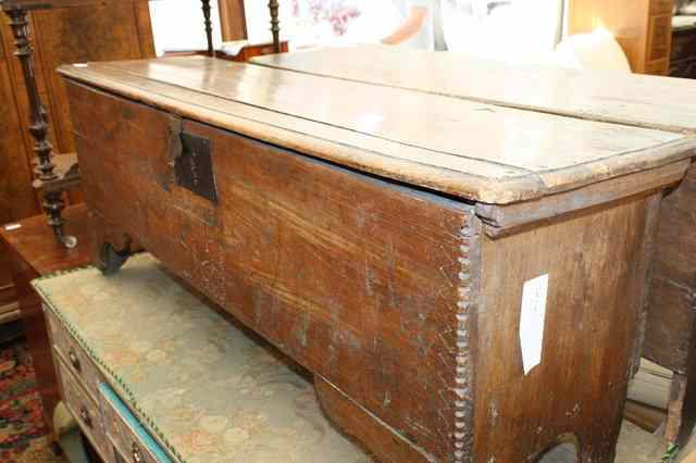 Appraisal: AN TH CENTURY OAK AND ELM PLANK COFFER with hinged