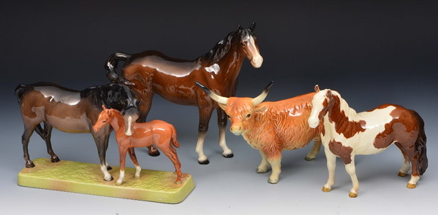 Appraisal: Beswick mare and foalon a rectangular base a Beswick piebald