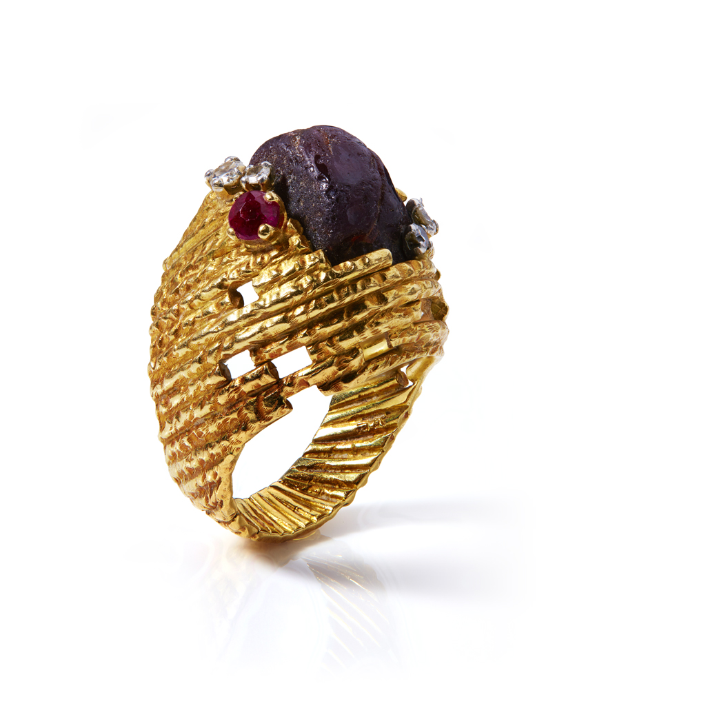 Appraisal: GRIMA - A modernist ct gold and garnet set ring