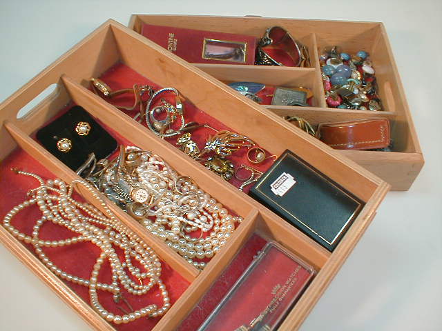 Appraisal: A quantity of costume jewellery and small precious metal items