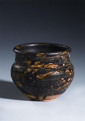 Appraisal: A small Chinese pottery brown-glazed jar decorated with a splashed