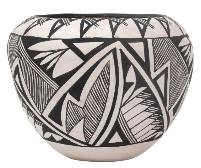 Appraisal: Native American pottery olla pot geometric black on white design