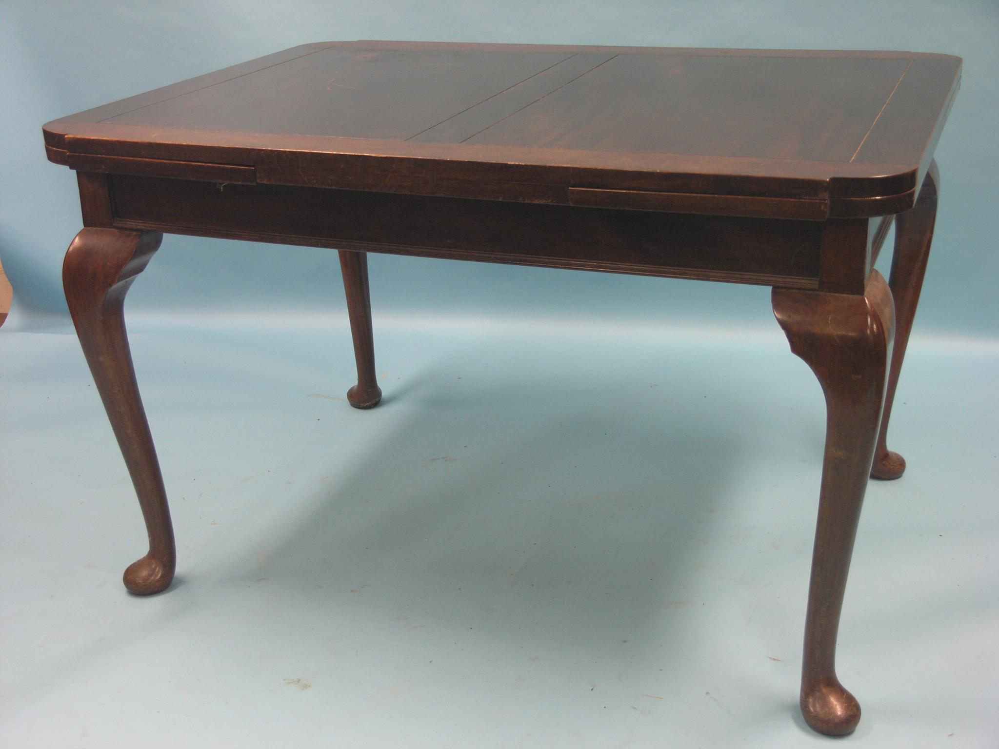 Appraisal: A mahogany draw-leaf dining table on cabriole legs top ft