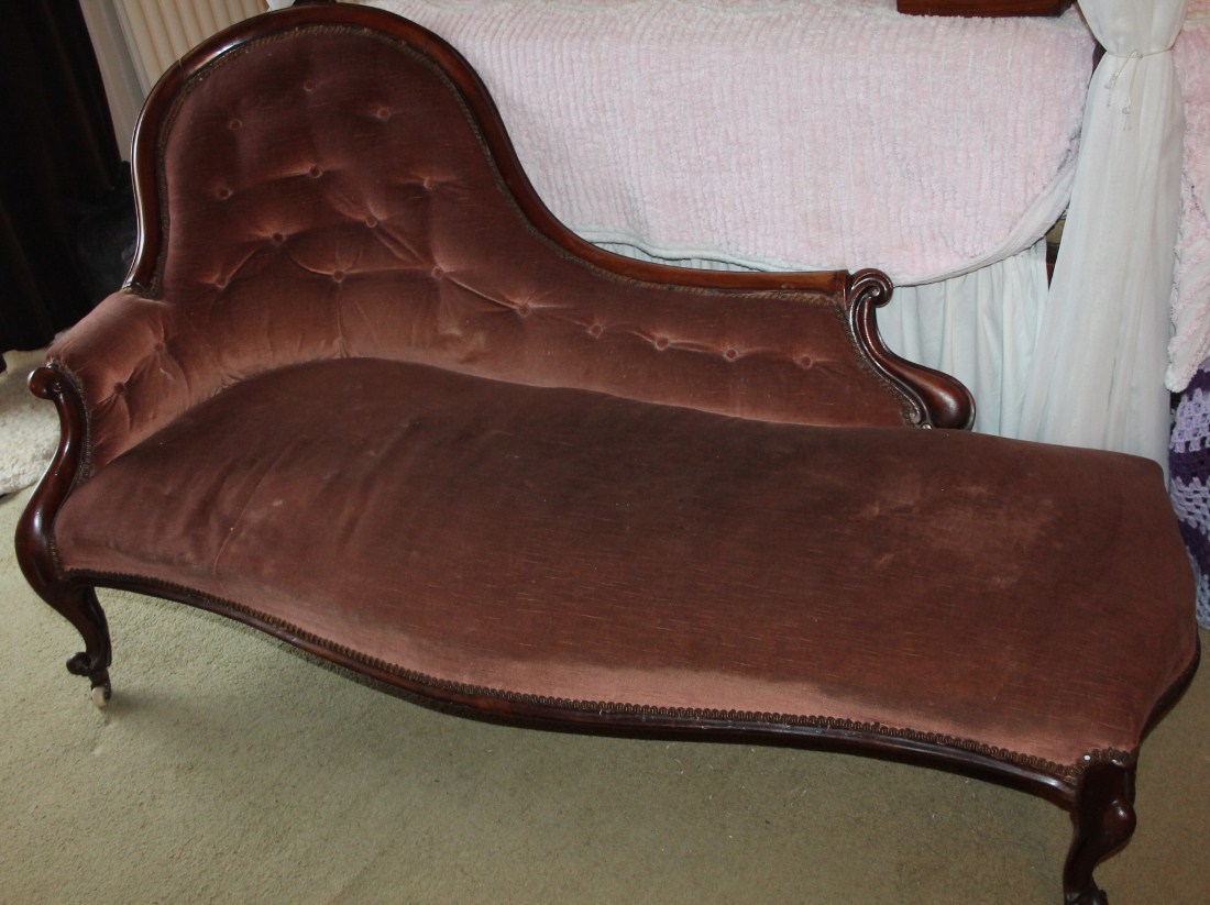 Appraisal: A Victorian mahogany chaise longue with serpentine seat scroll uprights