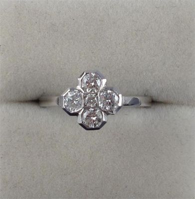 Appraisal: A diamond cluster ring The circular cut diamonds are set