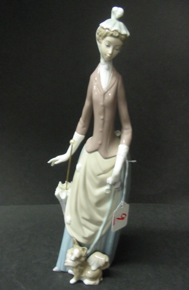 Appraisal: A LLADRO GLAZED PORCELAIN FIGURE of a fine lady in