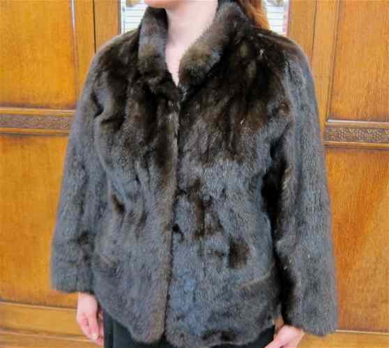 Appraisal: LADIES MINK JACKET natural mahogany color two exterior pockets fully