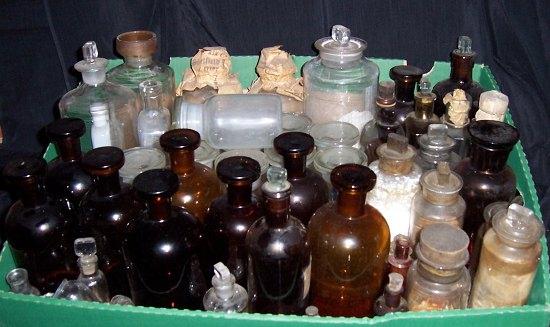 Appraisal: A large quantity of medicine bottles and stoppers and glass