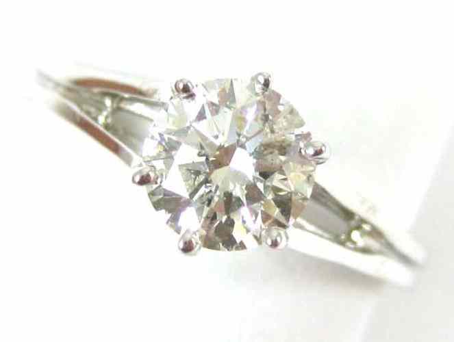 Appraisal: DIAMOND AND EIGHTEEN KARAT GOLD SOLITAIRE RING The white gold