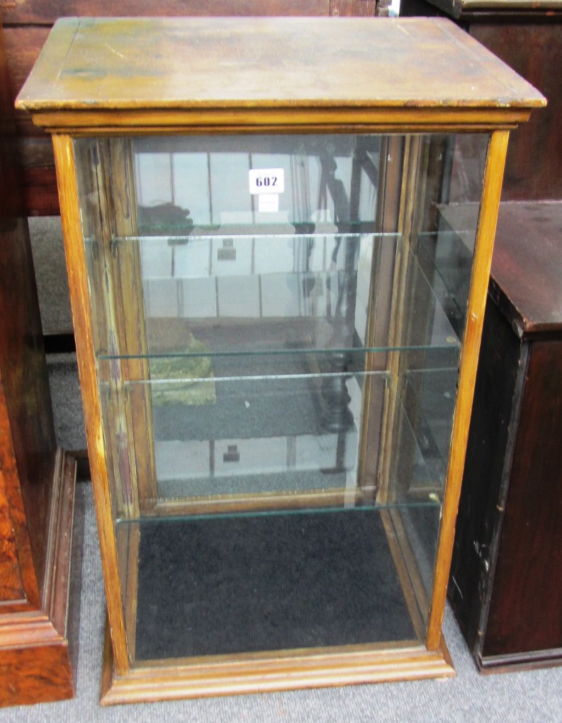 Appraisal: A mahogany glazed table top display cabinet with single door