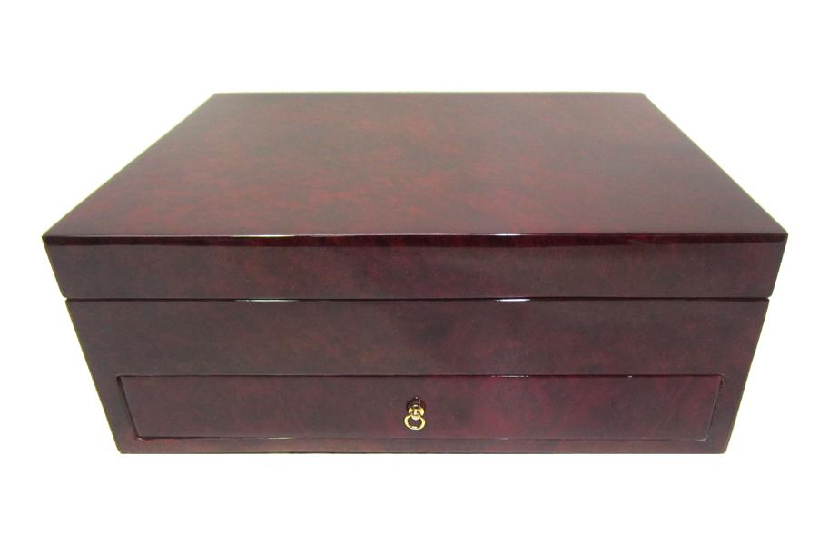 Appraisal: A POLISHED EXOTIC WOOD JEWELLERY BOX A POLISHED EXOTIC WOOD