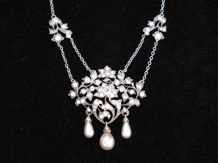 Appraisal: AN EDWARDIAN CLEAR PASTE PENDANT the central openwork motif with