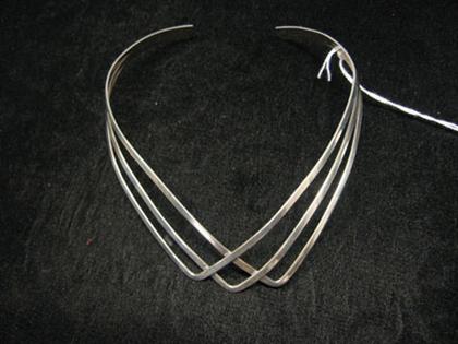 Appraisal: Sterling silver V neck sterling collar necklace Free sitting sterling