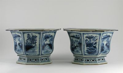 Appraisal: A large pair of Chinese blue and white octagonal jardini