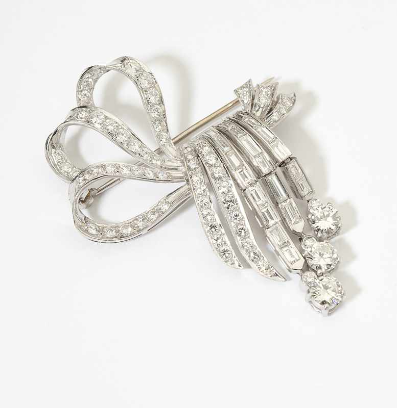 Appraisal: A diamond and platinum ribbon brooch Set with baguette and