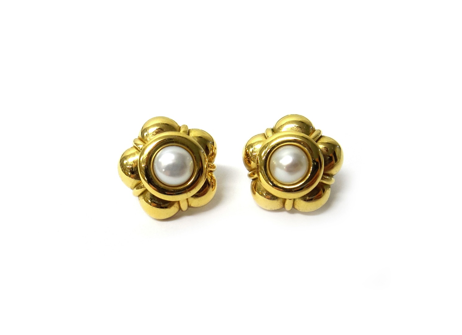 Appraisal: A pair of ct gold and cultured pearl earclips each