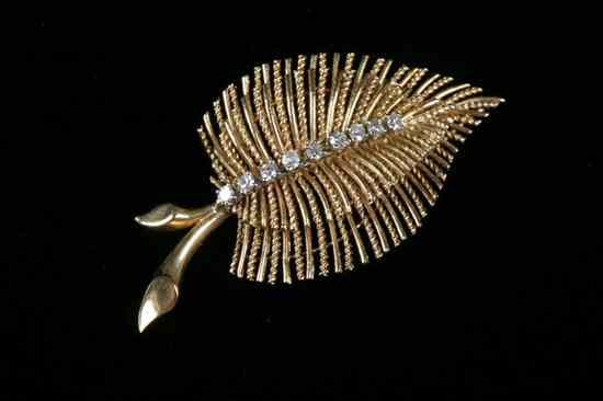 Appraisal: K YELLOW GOLD AND DIAMOND LEAF PIN Stylized leaf with