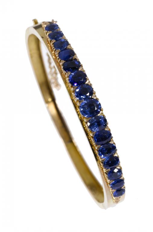 Appraisal: A BLUE STONE BRACELET the fifteen stones graduated from the