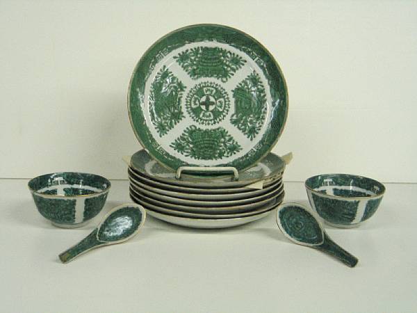 Appraisal: A set of eight 'Green Fitzhugh' export porcelain dinner plates