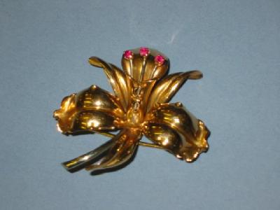 Appraisal: AN CT GOLD BROOCH modelled as an iris head the