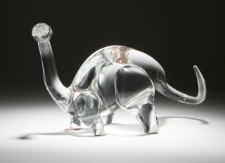 Appraisal: A Steuben art glass dinosaur Designed by David Hills with