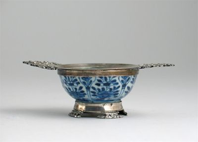 Appraisal: A Chinese blue and white wine cup with silver metal