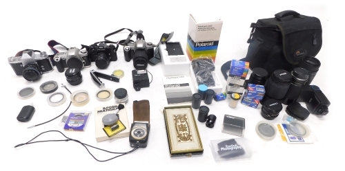 Appraisal: Various cameras and related equipment a case containing a quantity