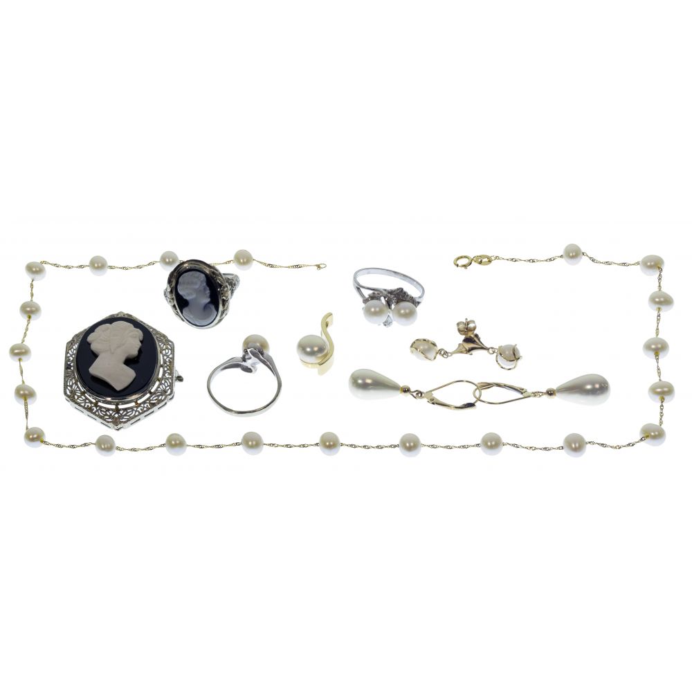 Appraisal: MIXED GOLD PEARL AND CAMEO JEWELRY ASSORTMENT items including a