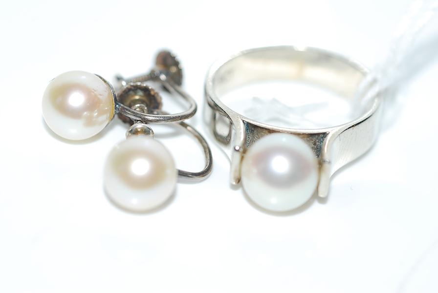 Appraisal: A CULTURED PEARL RING IN CT GOLD WITH EARRINGS IN