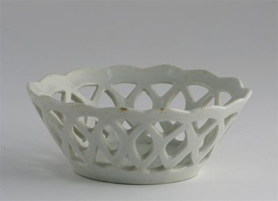 Appraisal: A rare Bow white-glazed small circular basket with scalloped rim